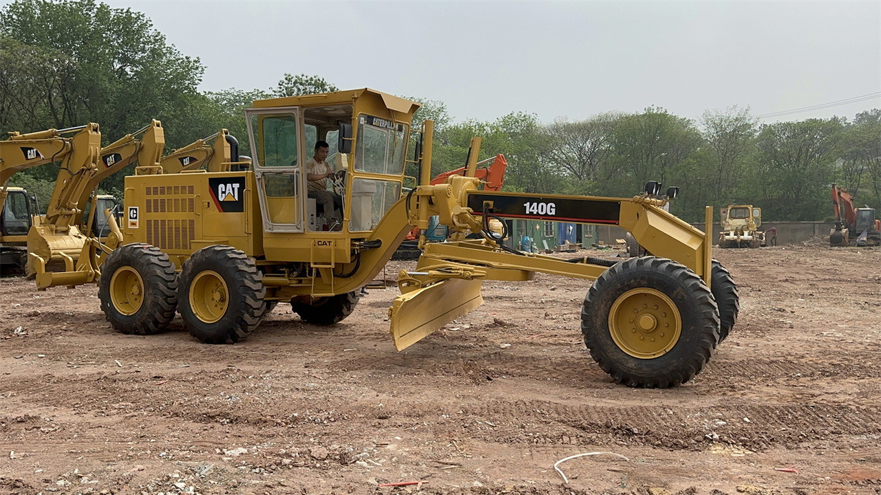 CATERPILLAR 140G - Gréder: 3 kép. CATERPILLAR 140G - Gréder: 3 kép.