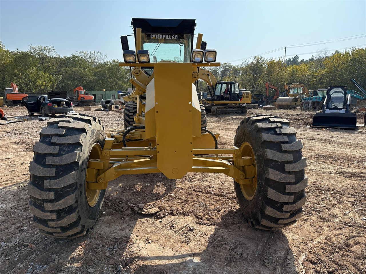 CATERPILLAR 140H - Gréder: 2 kép. CATERPILLAR 140H - Gréder: 2 kép.