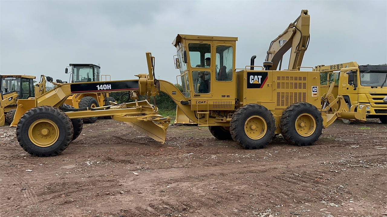 CATERPILLAR 140H - Gréder: 2 kép. CATERPILLAR 140H - Gréder: 2 kép.