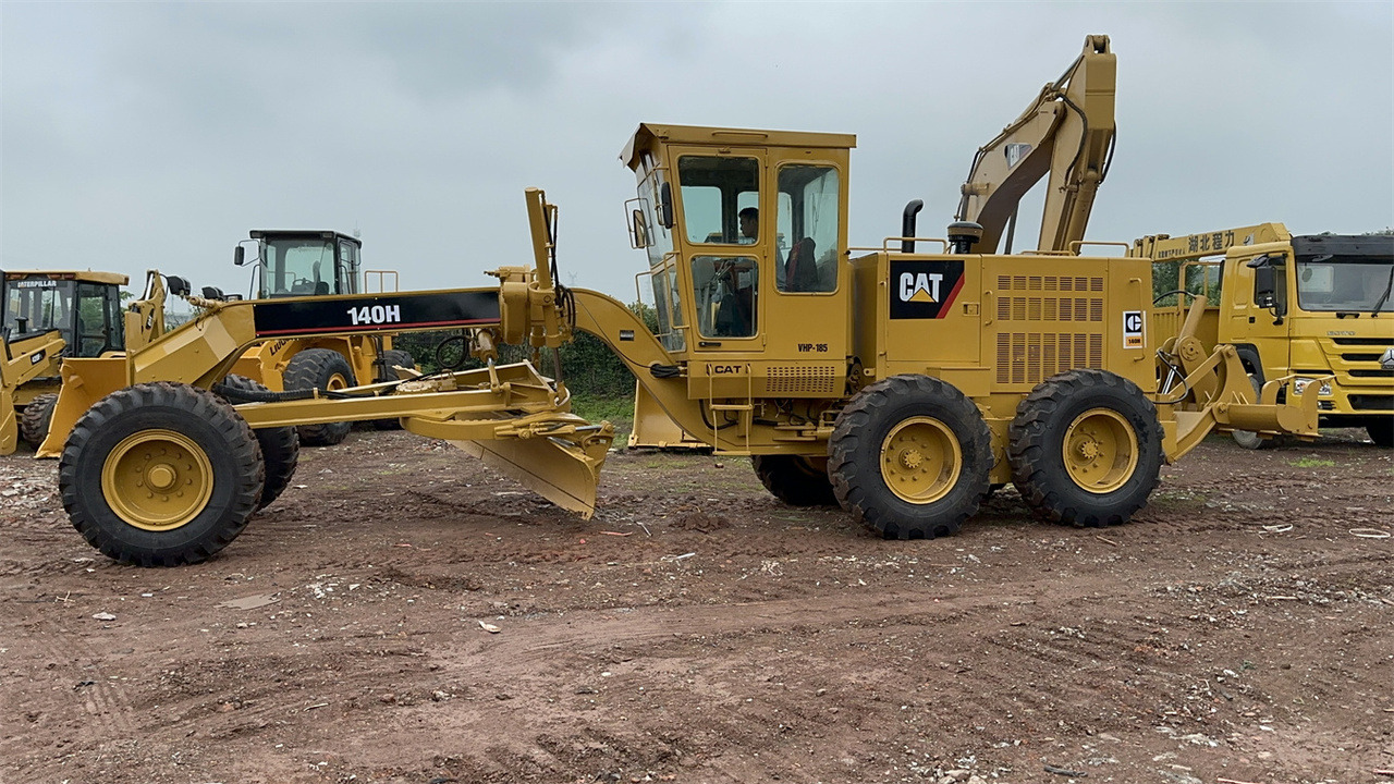 CATERPILLAR 140H - Gréder: 3 kép. CATERPILLAR 140H - Gréder: 3 kép.