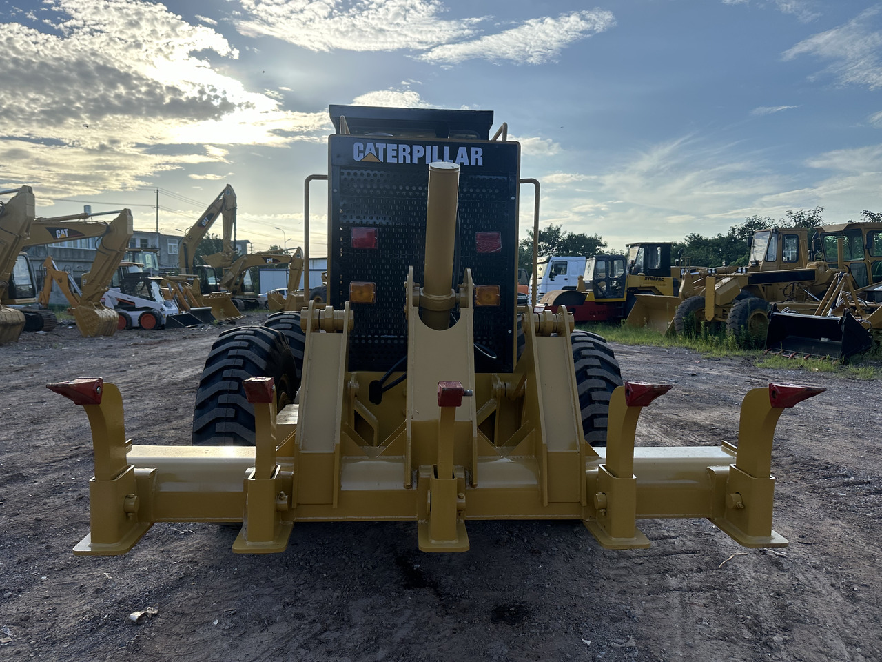 Gréder CATERPILLAR 140K: 8 kép.
