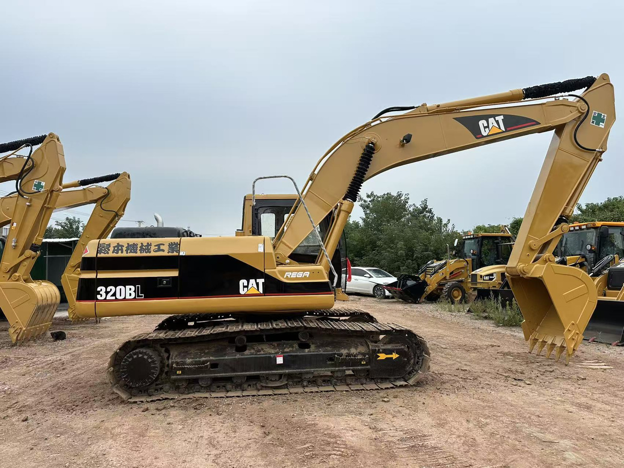 CATERPILLAR 320BL - Lánctalpas kotró: 2 kép. CATERPILLAR 320BL - Lánctalpas kotró: 2 kép.