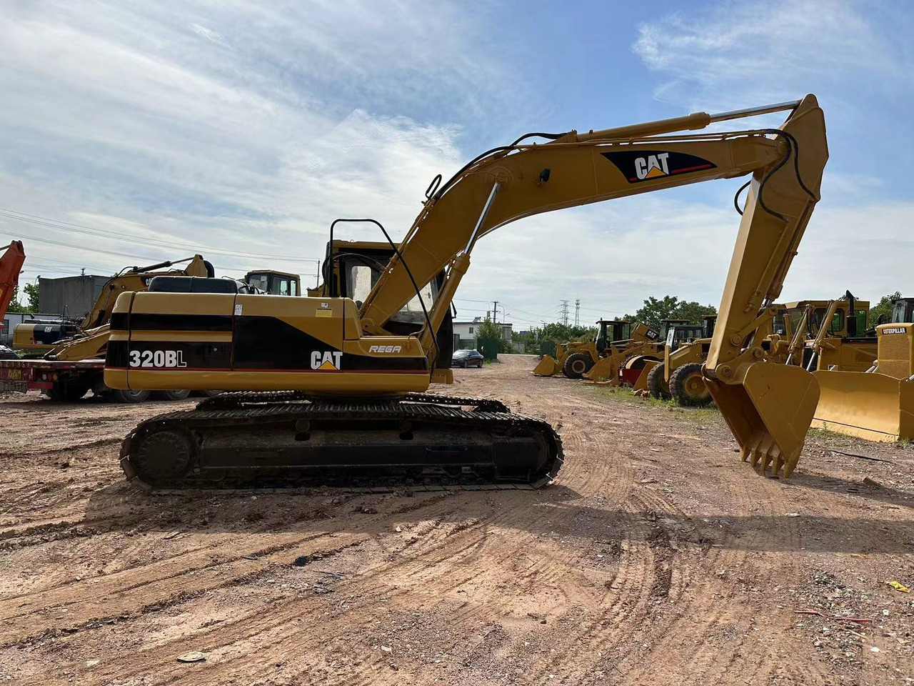 CATERPILLAR 320BL - Lánctalpas kotró: 3 kép. CATERPILLAR 320BL - Lánctalpas kotró: 3 kép.