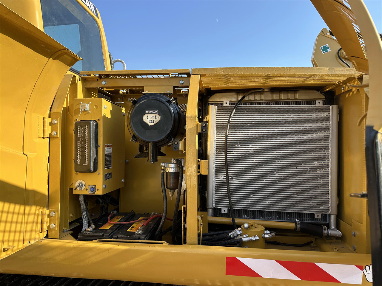 CATERPILLAR 320C - Lánctalpas kotró: 5 kép. CATERPILLAR 320C - Lánctalpas kotró: 5 kép.