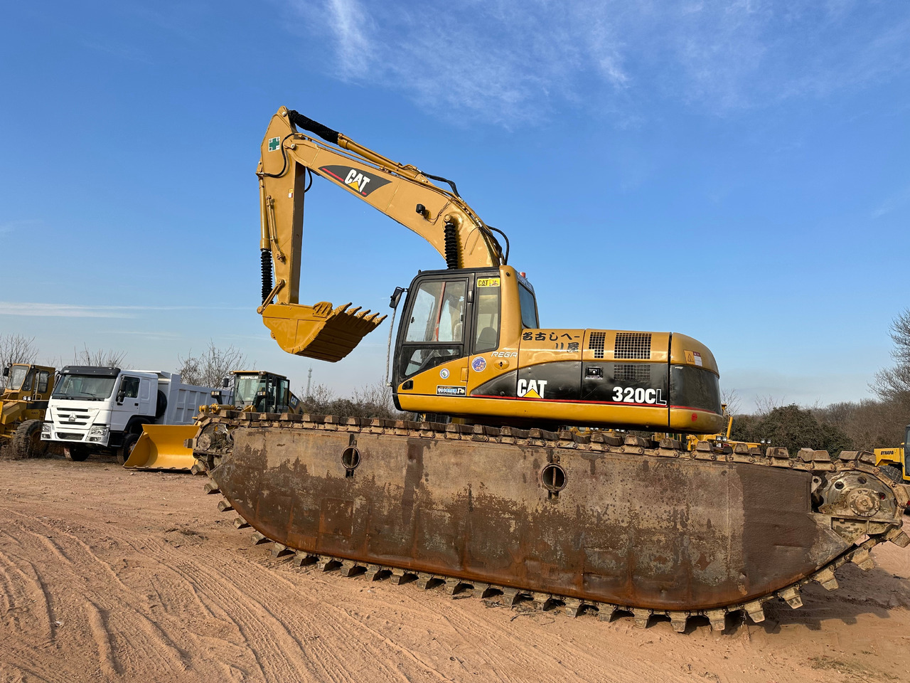CATERPILLAR 320CL - Kétéltű kotrógép: 2 kép. CATERPILLAR 320CL - Kétéltű kotrógép: 2 kép.