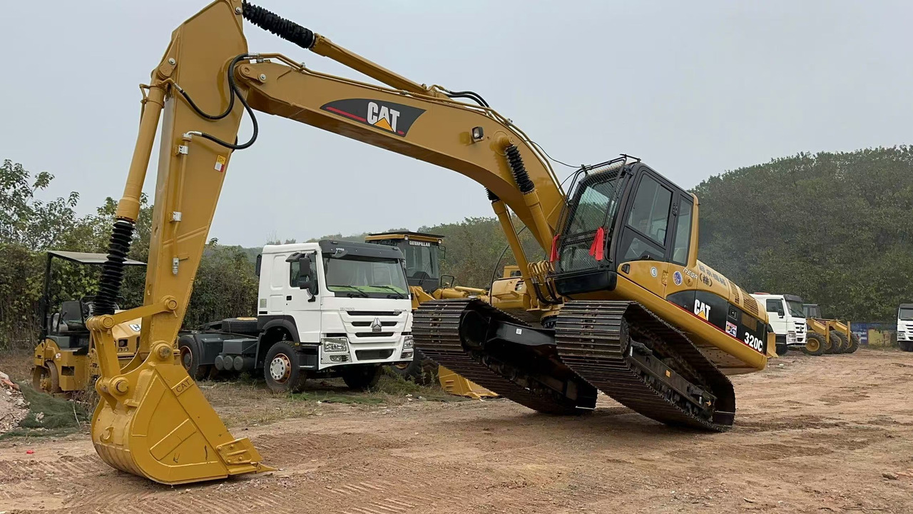 CATERPILLAR 320CL - Lánctalpas kotró: 3 kép. CATERPILLAR 320CL - Lánctalpas kotró: 3 kép.