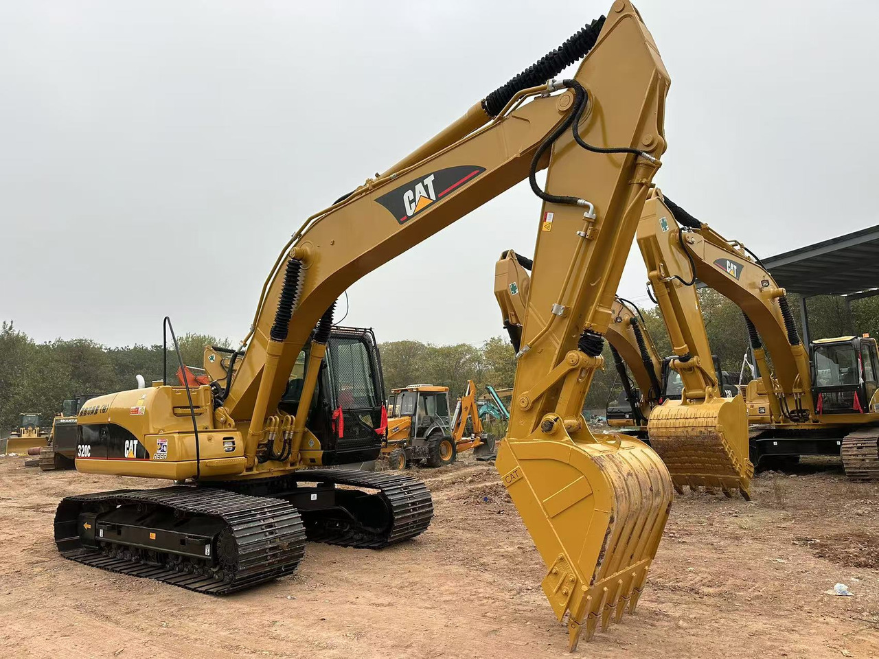 CATERPILLAR 320CL - Lánctalpas kotró: 2 kép. CATERPILLAR 320CL - Lánctalpas kotró: 2 kép.