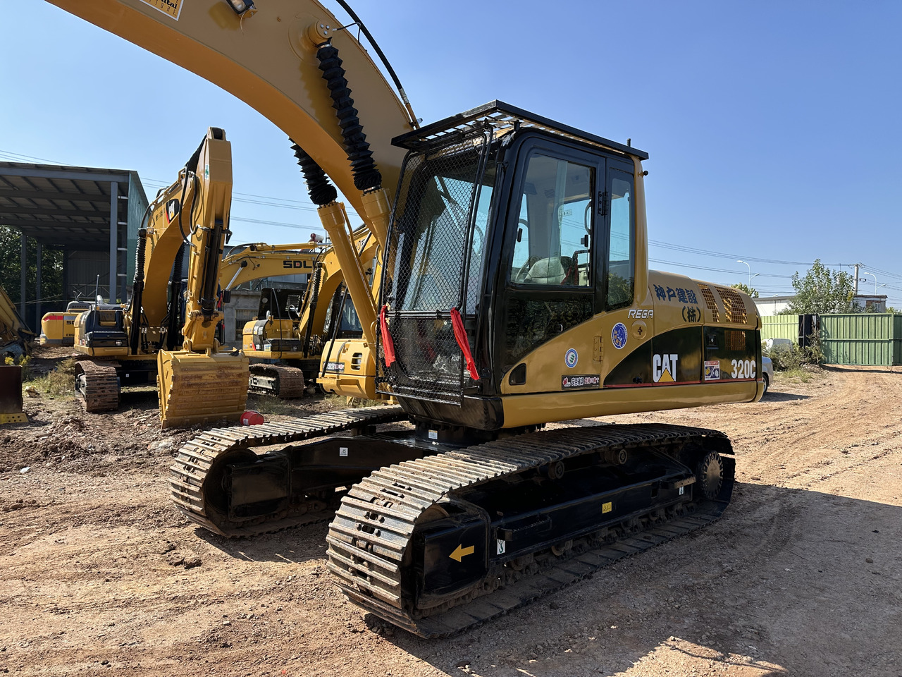 CATERPILLAR 320CL - Lánctalpas kotró: 2 kép. CATERPILLAR 320CL - Lánctalpas kotró: 2 kép.