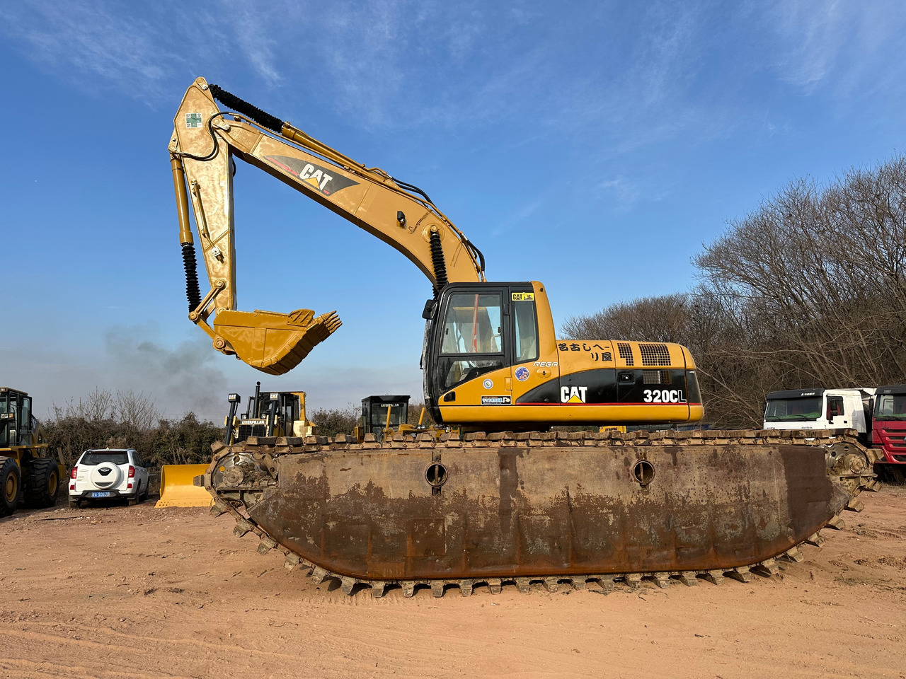 CATERPILLAR 320CL - Kétéltű kotrógép: 3 kép. CATERPILLAR 320CL - Kétéltű kotrógép: 3 kép.