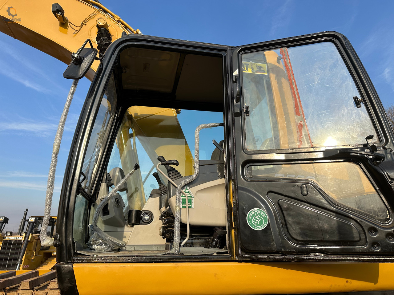 CATERPILLAR 320CL - Kétéltű kotrógép: 4 kép. CATERPILLAR 320CL - Kétéltű kotrógép: 4 kép.