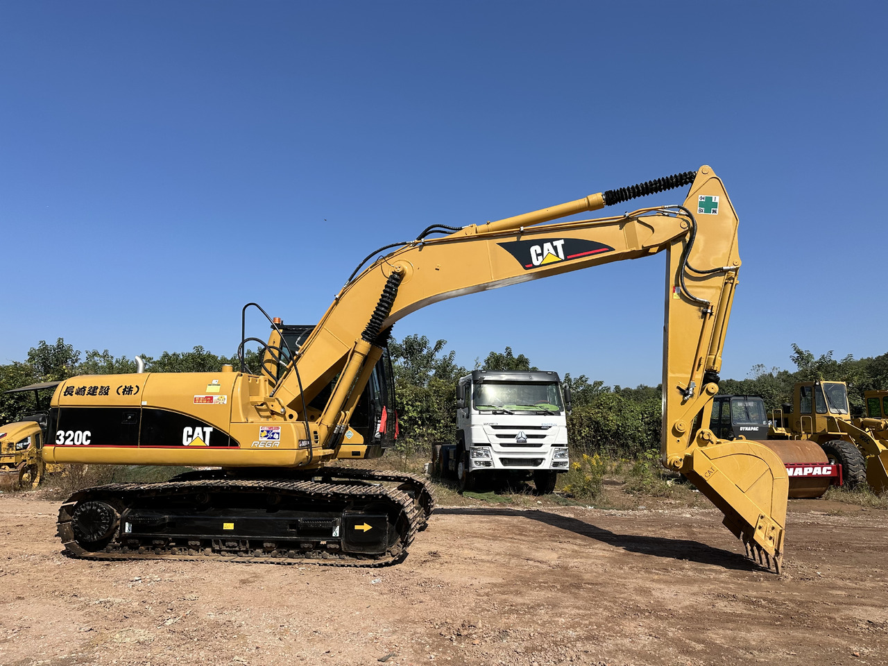 CATERPILLAR 320CL - Lánctalpas kotró: 3 kép. CATERPILLAR 320CL - Lánctalpas kotró: 3 kép.