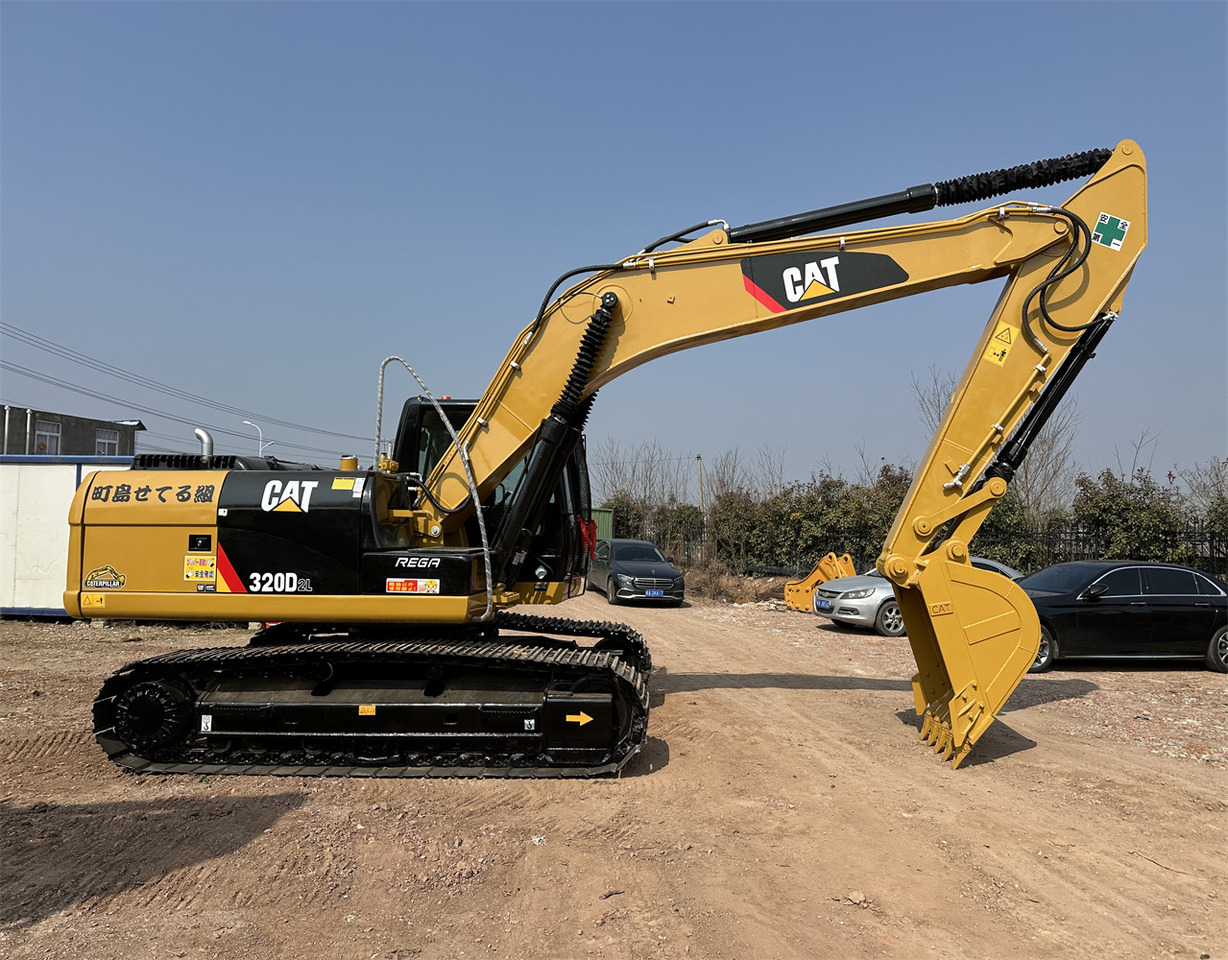 CATERPILLAR 320D2L - Lánctalpas kotró: 1 kép. CATERPILLAR 320D2L - Lánctalpas kotró: 1 kép.
