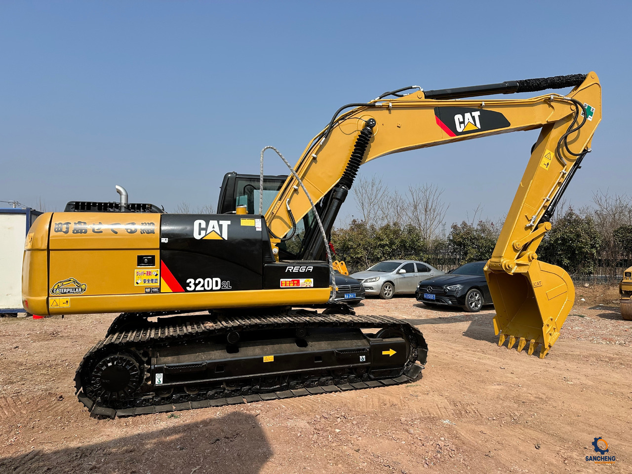 CATERPILLAR 320D2L - Lánctalpas kotró: 3 kép. CATERPILLAR 320D2L - Lánctalpas kotró: 3 kép.