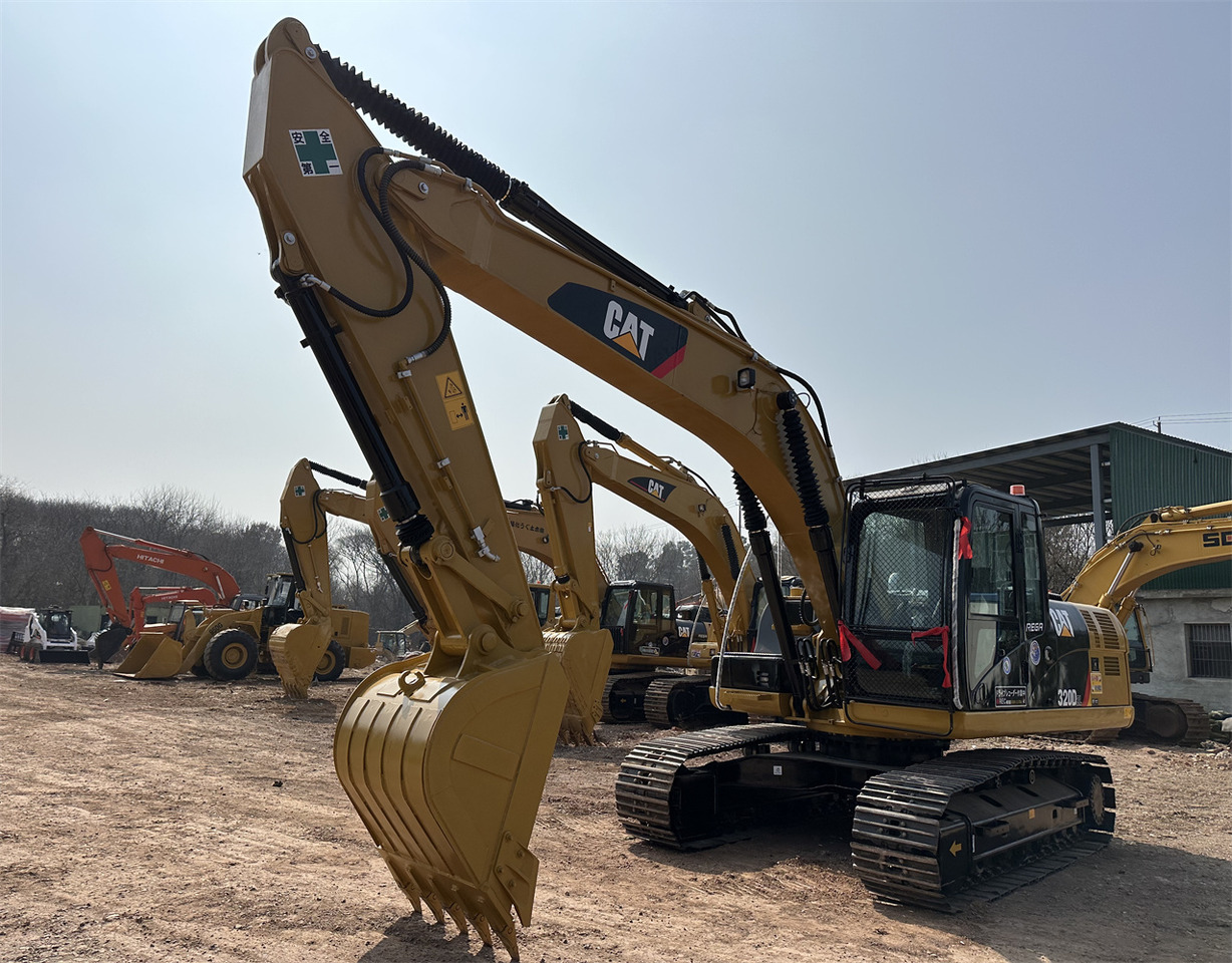CATERPILLAR 320D2L - Lánctalpas kotró: 5 kép. CATERPILLAR 320D2L - Lánctalpas kotró: 5 kép.