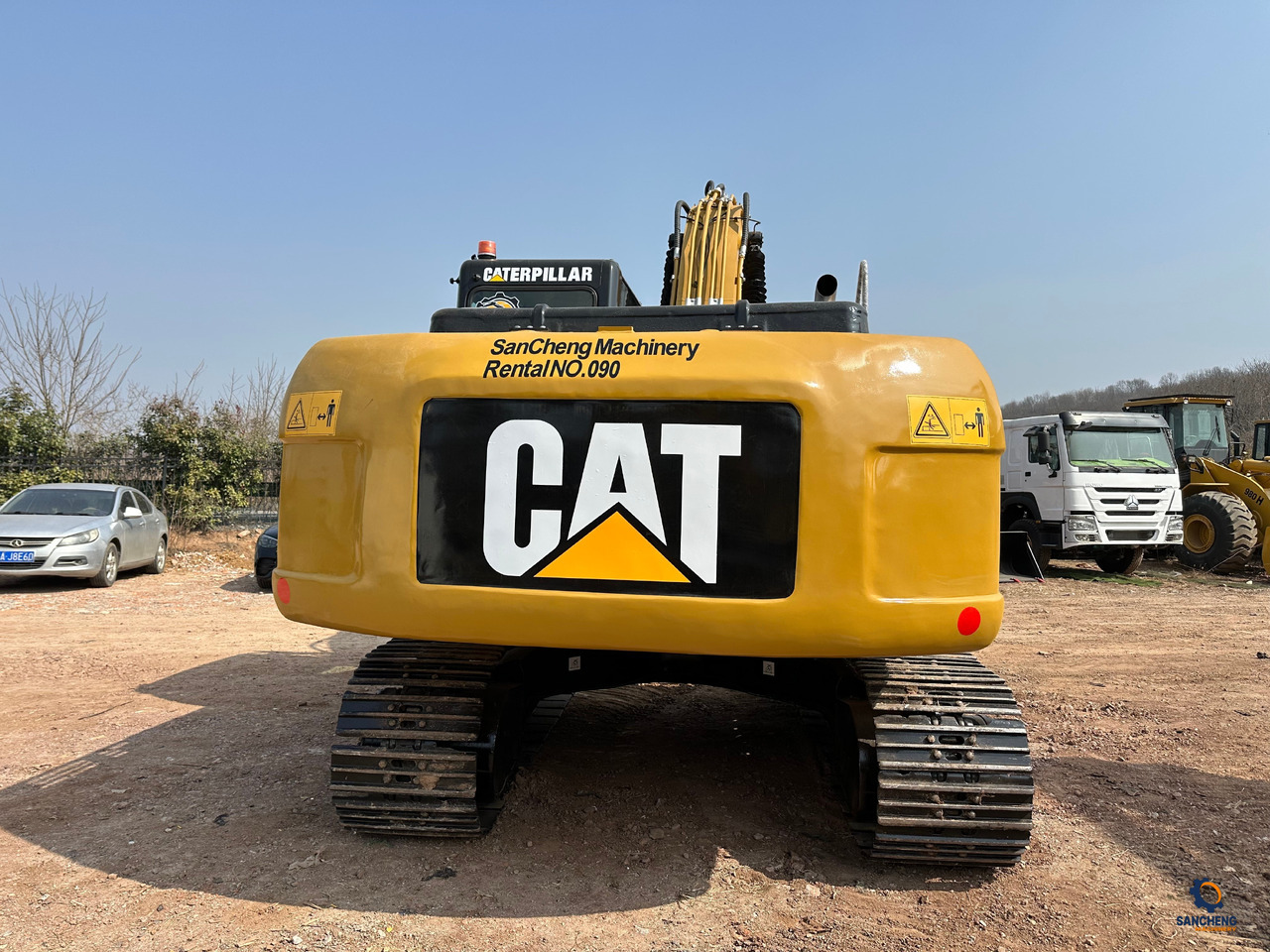 CATERPILLAR 320D2L - Lánctalpas kotró: 4 kép. CATERPILLAR 320D2L - Lánctalpas kotró: 4 kép.