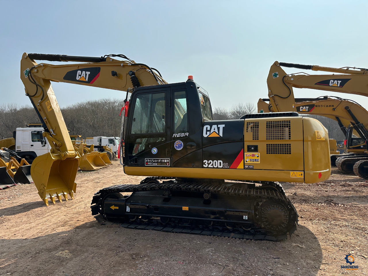 CATERPILLAR 320D2L - Lánctalpas kotró: 2 kép. CATERPILLAR 320D2L - Lánctalpas kotró: 2 kép.