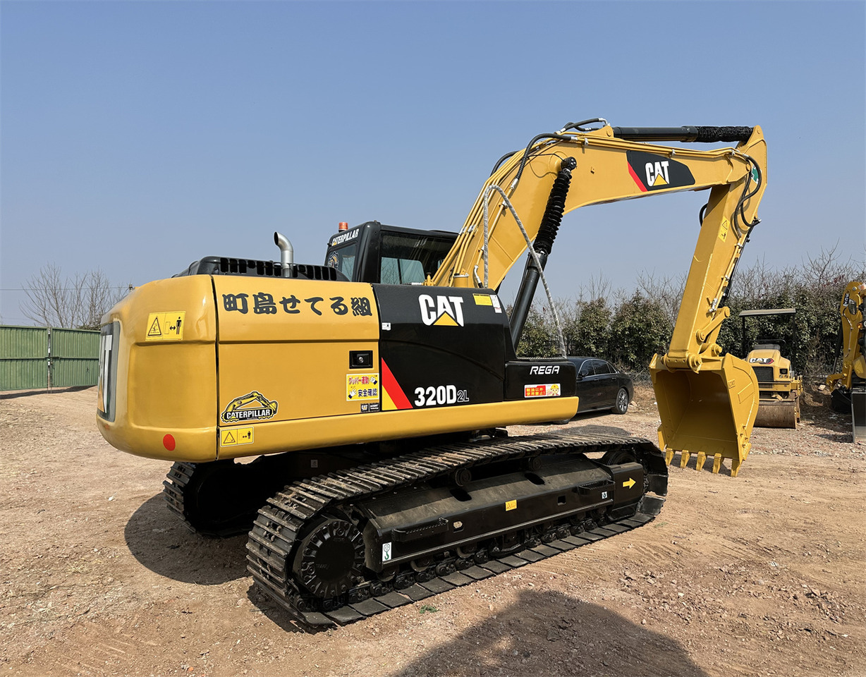 CATERPILLAR 320D2L - Lánctalpas kotró: 2 kép. CATERPILLAR 320D2L - Lánctalpas kotró: 2 kép.