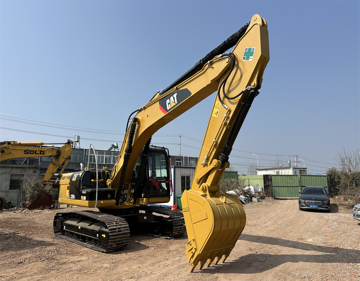 CATERPILLAR 320D2L - Lánctalpas kotró: 3 kép. CATERPILLAR 320D2L - Lánctalpas kotró: 3 kép.