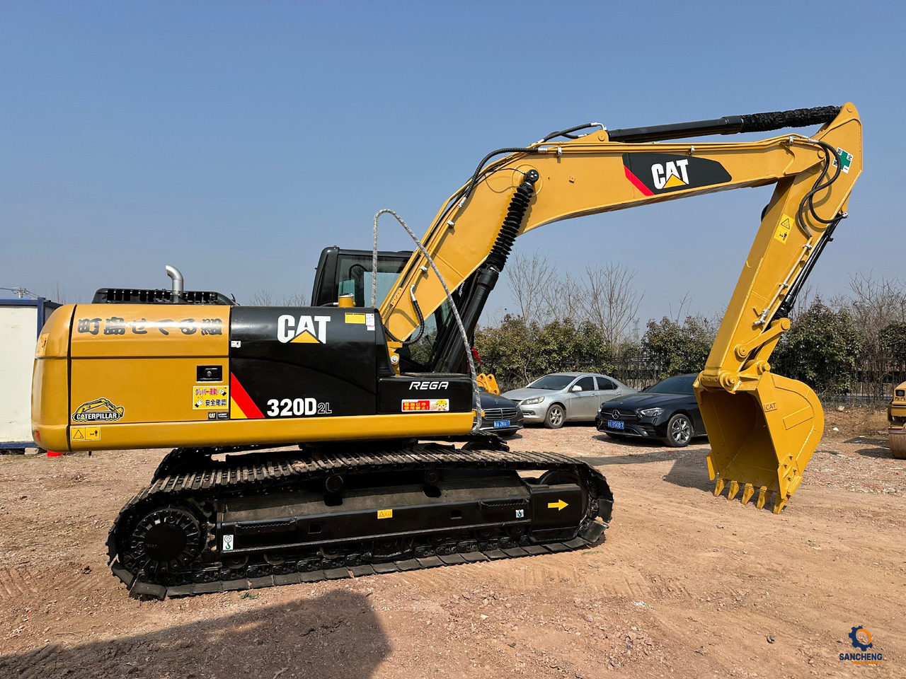 CATERPILLAR 320D2L - Lánctalpas kotró: 2 kép. CATERPILLAR 320D2L - Lánctalpas kotró: 2 kép.