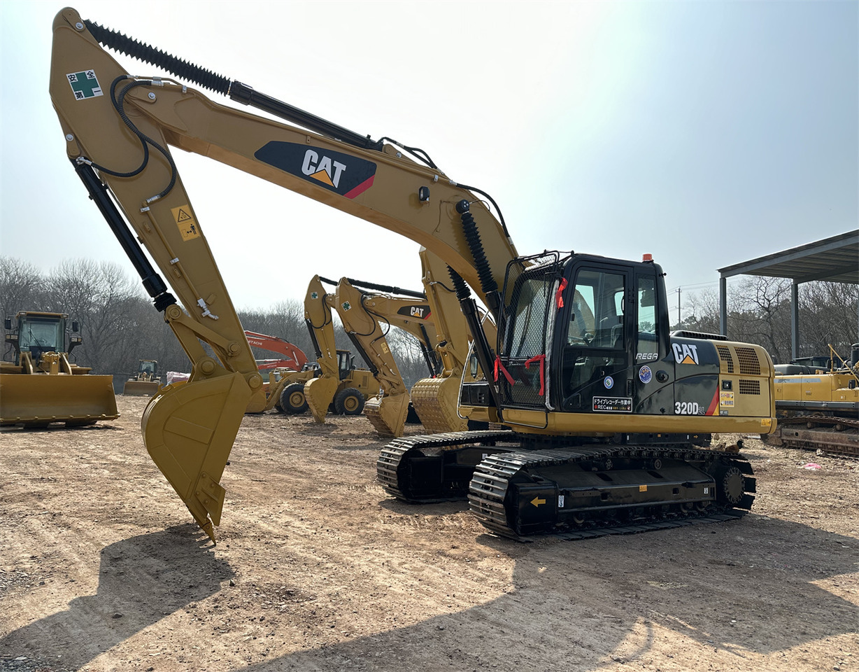 CATERPILLAR 320D2L - Lánctalpas kotró: 4 kép. CATERPILLAR 320D2L - Lánctalpas kotró: 4 kép.