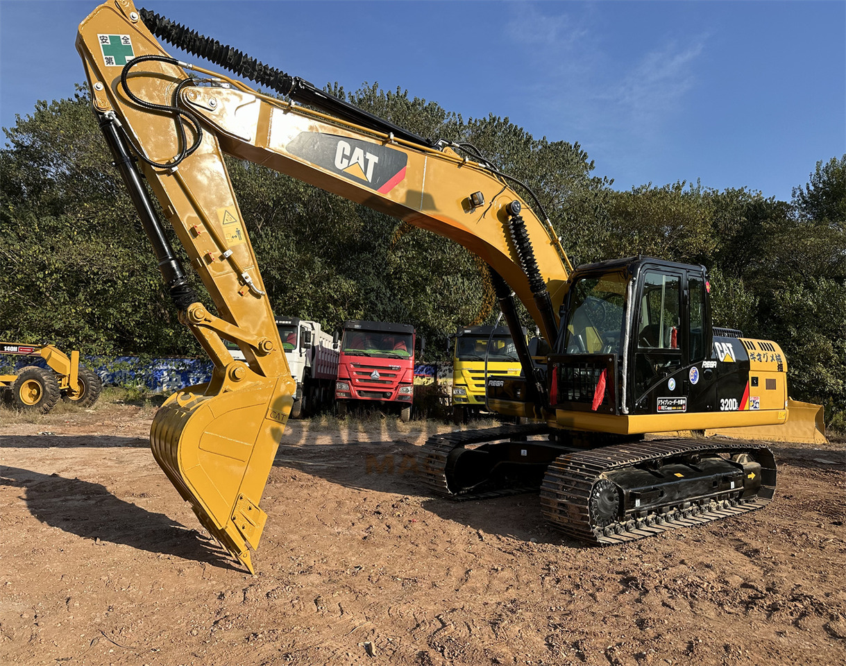 CATERPILLAR 320DL - Lánctalpas kotró: 4 kép. CATERPILLAR 320DL - Lánctalpas kotró: 4 kép.