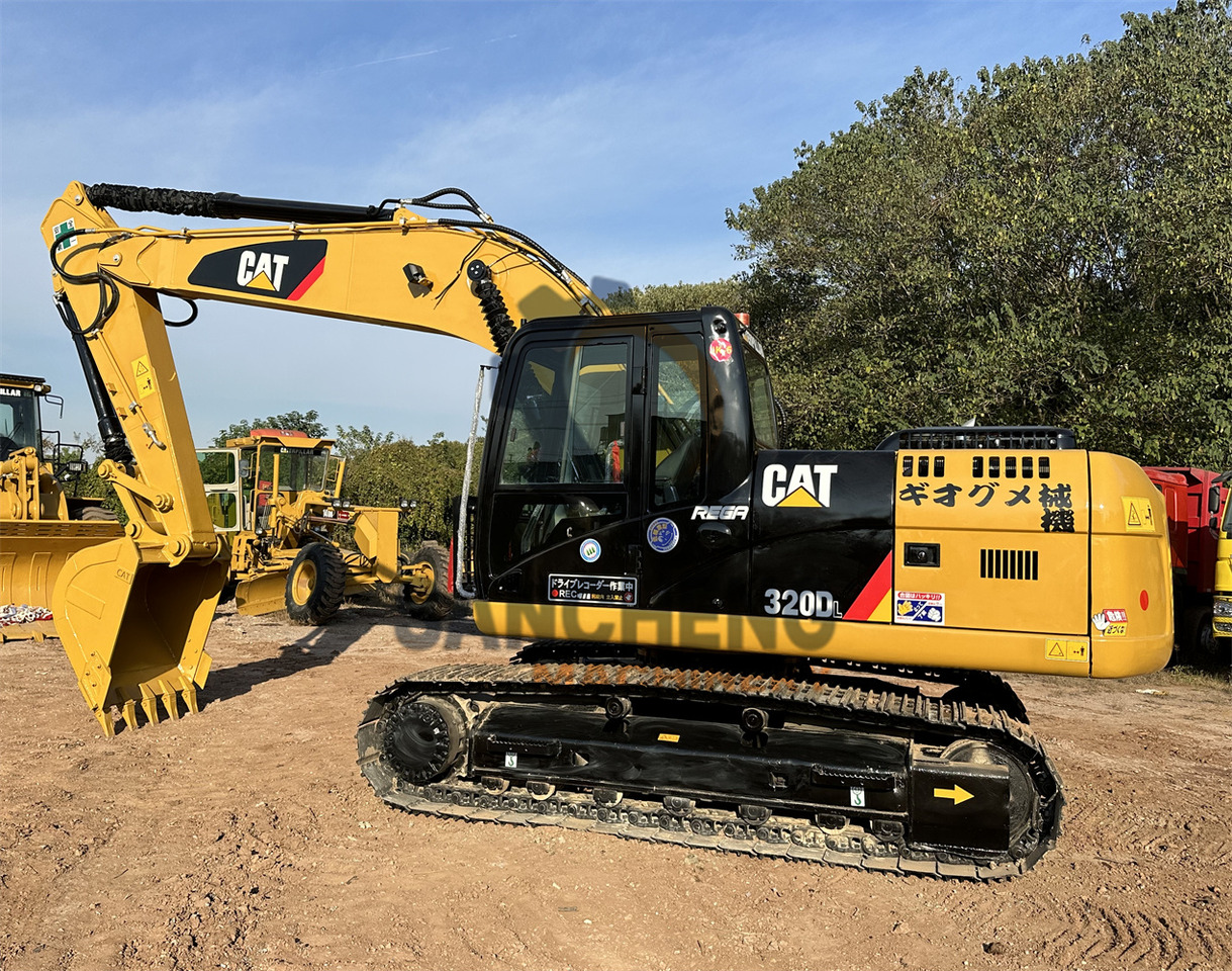 CATERPILLAR 320DL - Lánctalpas kotró: 3 kép. CATERPILLAR 320DL - Lánctalpas kotró: 3 kép.