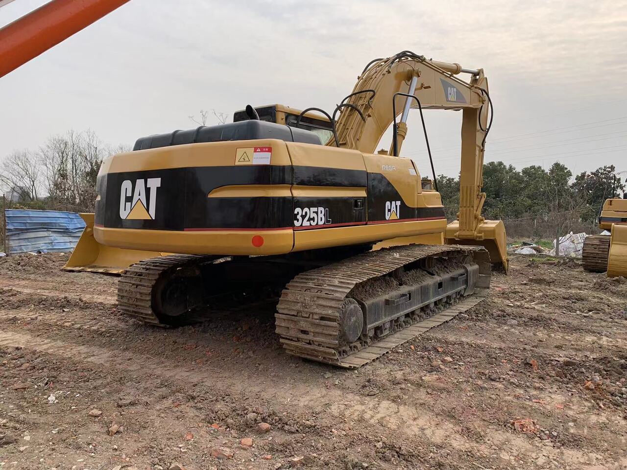 CATERPILLAR 325BL - Kotrógép: 4 kép. CATERPILLAR 325BL - Kotrógép: 4 kép.
