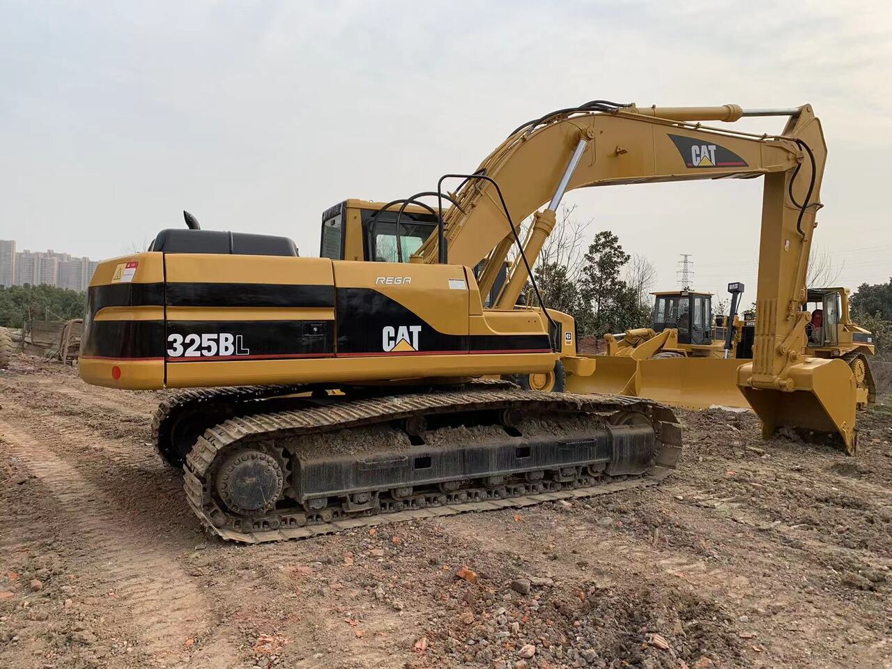 CATERPILLAR 325BL - Kotrógép: 1 kép. CATERPILLAR 325BL - Kotrógép: 1 kép.