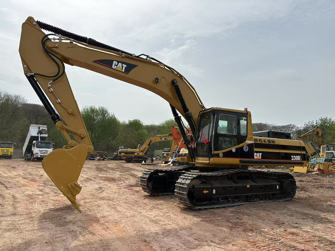 CATERPILLAR 330BL - Kotrógép: 1 kép. CATERPILLAR 330BL - Kotrógép: 1 kép.