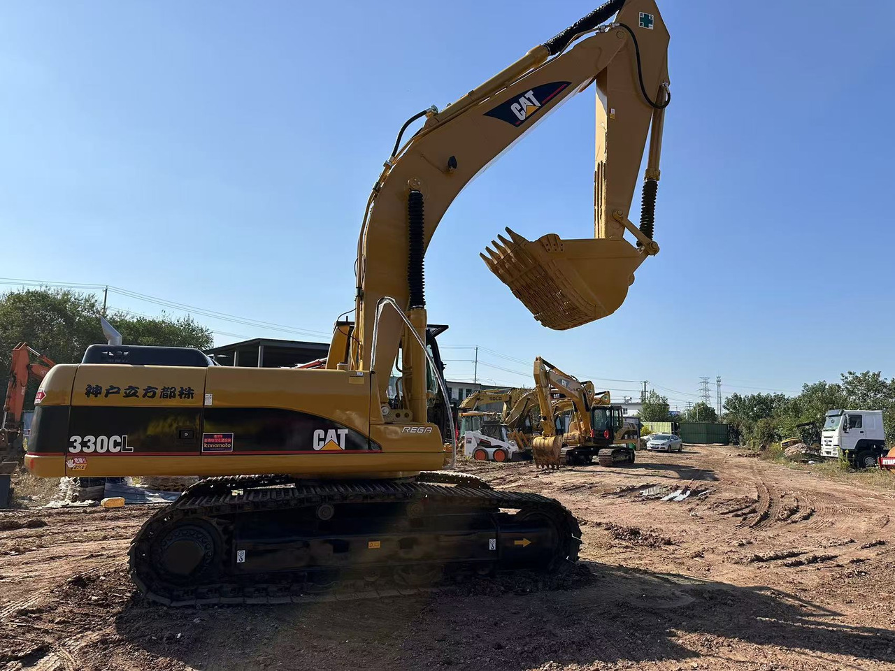 CATERPILLAR 330C - Kotrógép: 4 kép. CATERPILLAR 330C - Kotrógép: 4 kép.