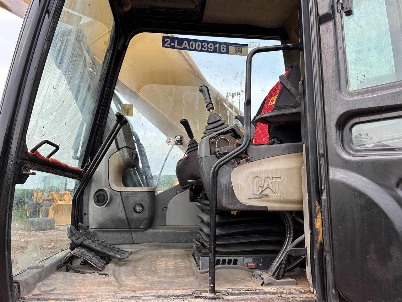 Lánctalpas kotró CATERPILLAR 330D: 9 kép.
