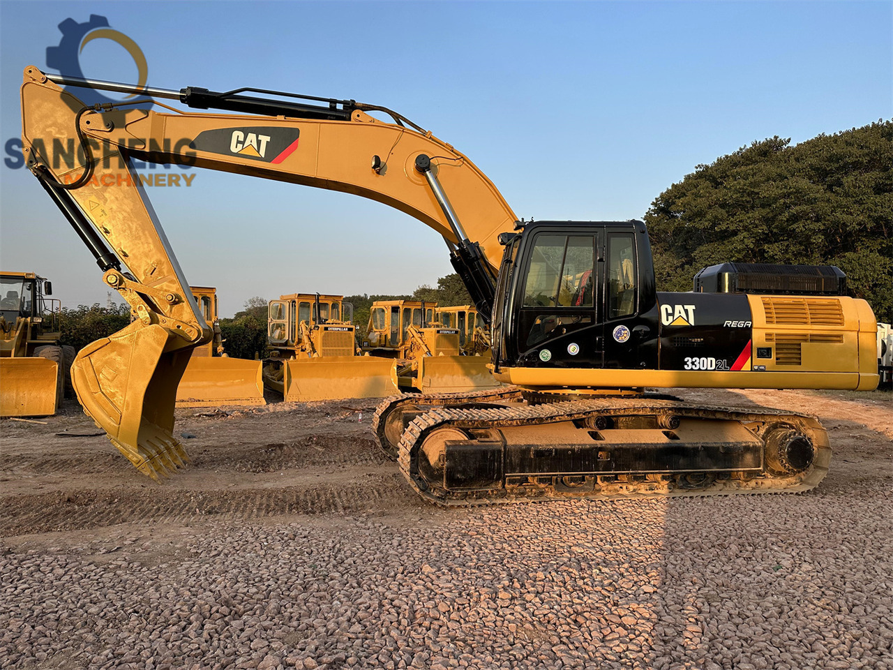CATERPILLAR 330D2L - Lánctalpas kotró: 2 kép. CATERPILLAR 330D2L - Lánctalpas kotró: 2 kép.