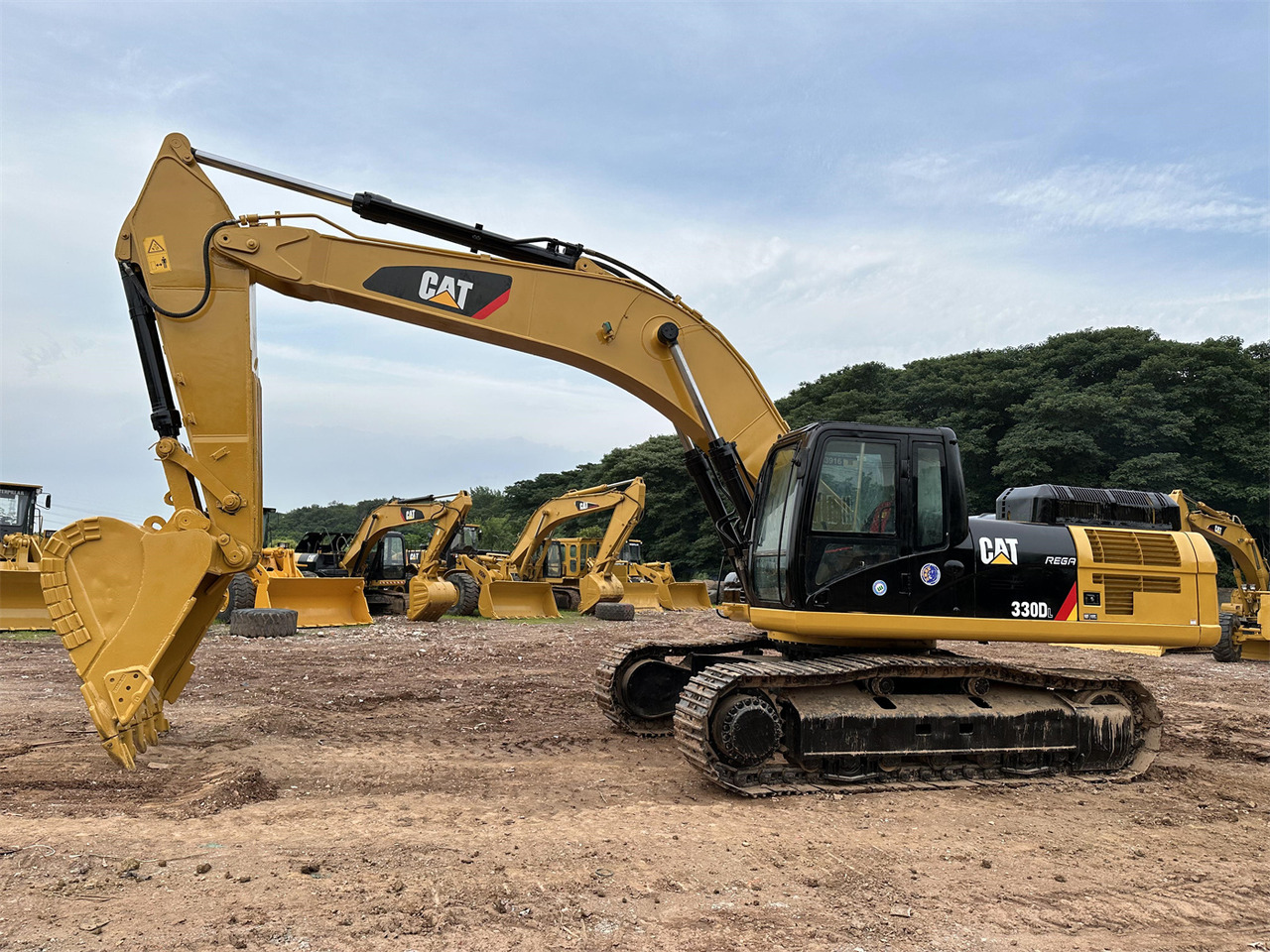 CATERPILLAR 330DL - Lánctalpas kotró: 3 kép. CATERPILLAR 330DL - Lánctalpas kotró: 3 kép.