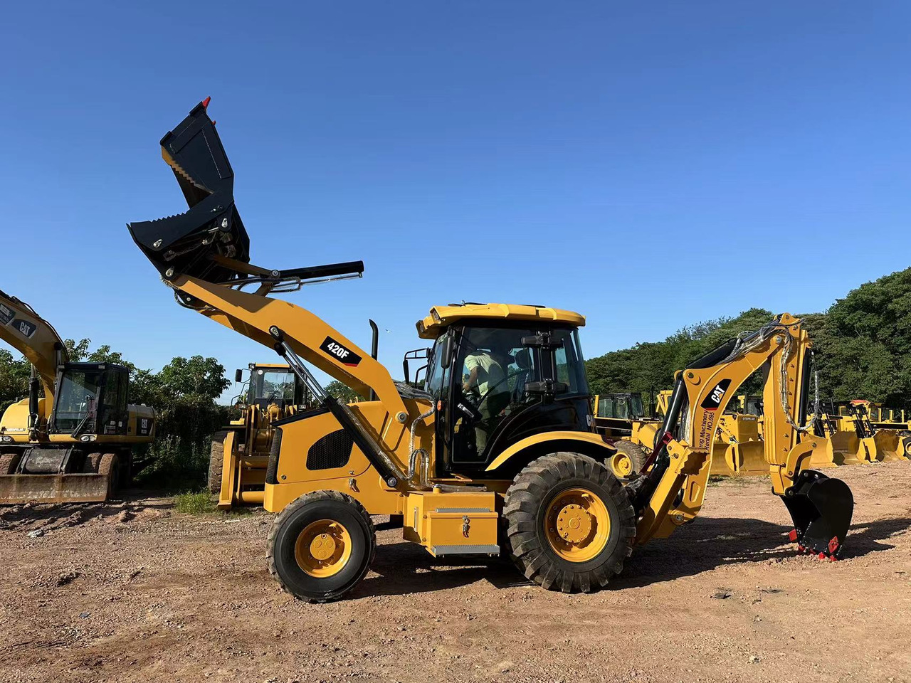 CATERPILLAR 420F2 - Kotrórakodó: 1 kép. CATERPILLAR 420F2 - Kotrórakodó: 1 kép.