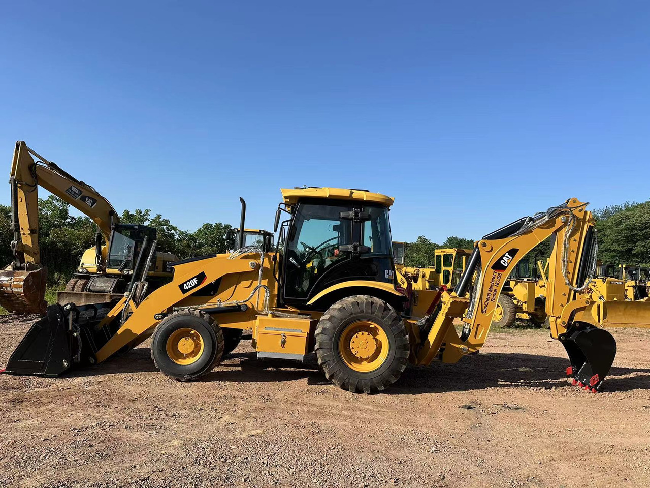 CATERPILLAR 420F2 - Kotrórakodó: 4 kép. CATERPILLAR 420F2 - Kotrórakodó: 4 kép.