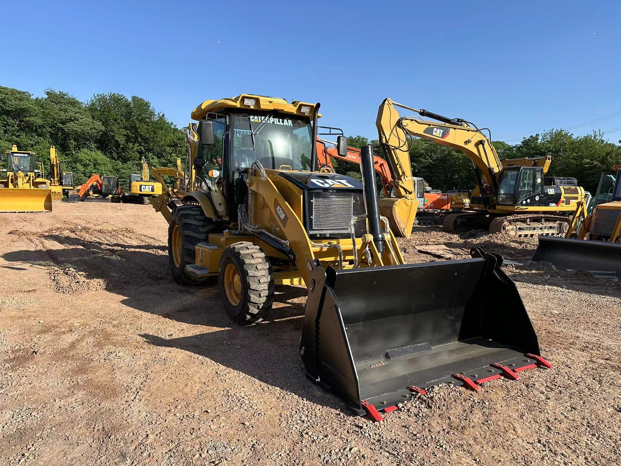 CATERPILLAR 420F2 - Kotrórakodó: 3 kép. CATERPILLAR 420F2 - Kotrórakodó: 3 kép.