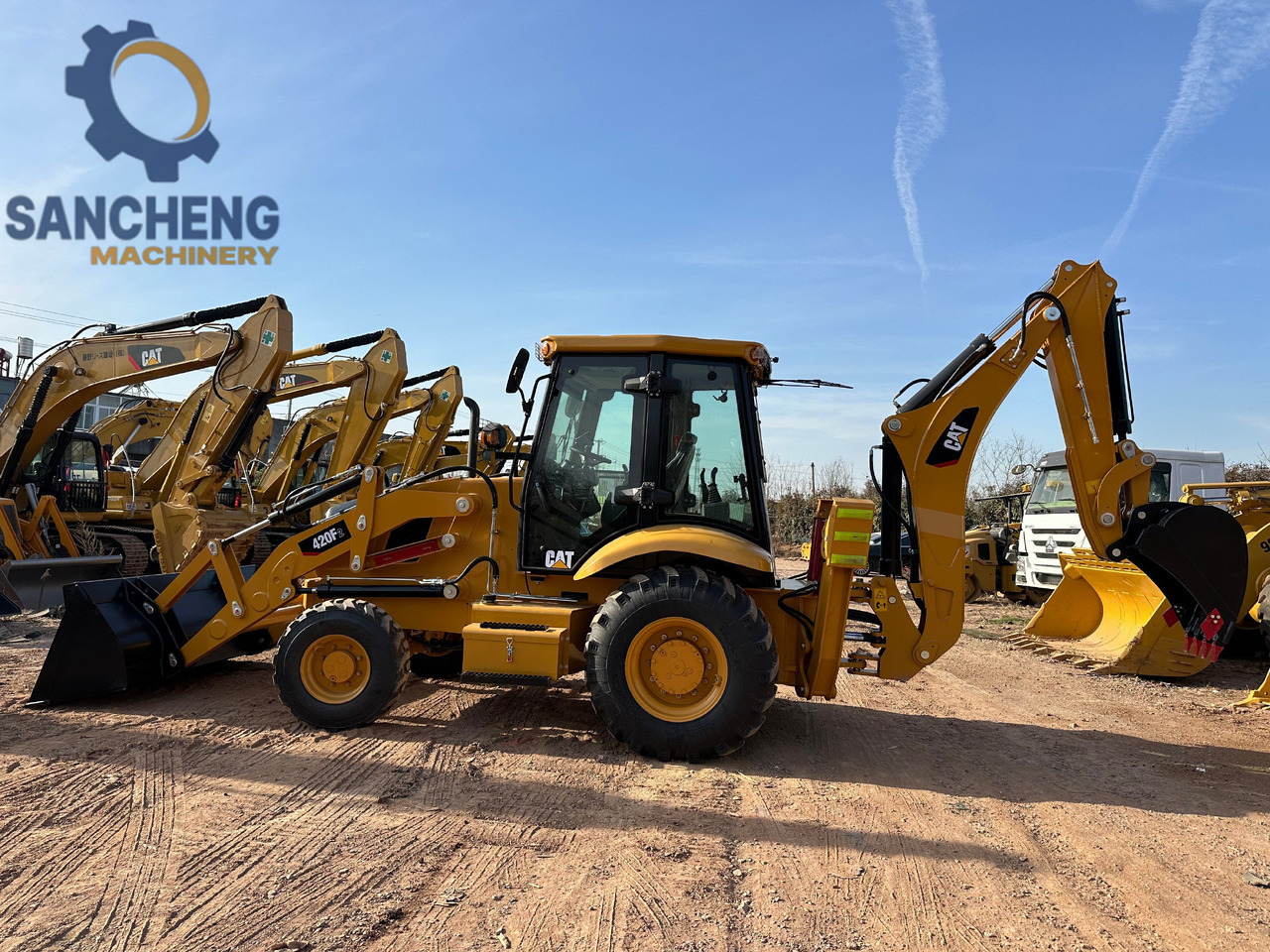 CATERPILLAR 420F2 - Kotrórakodó: 2 kép. CATERPILLAR 420F2 - Kotrórakodó: 2 kép.
