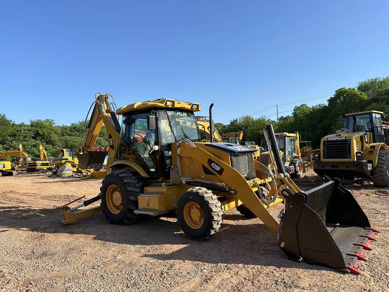 CATERPILLAR 420F2 - Kotrórakodó: 2 kép. CATERPILLAR 420F2 - Kotrórakodó: 2 kép.