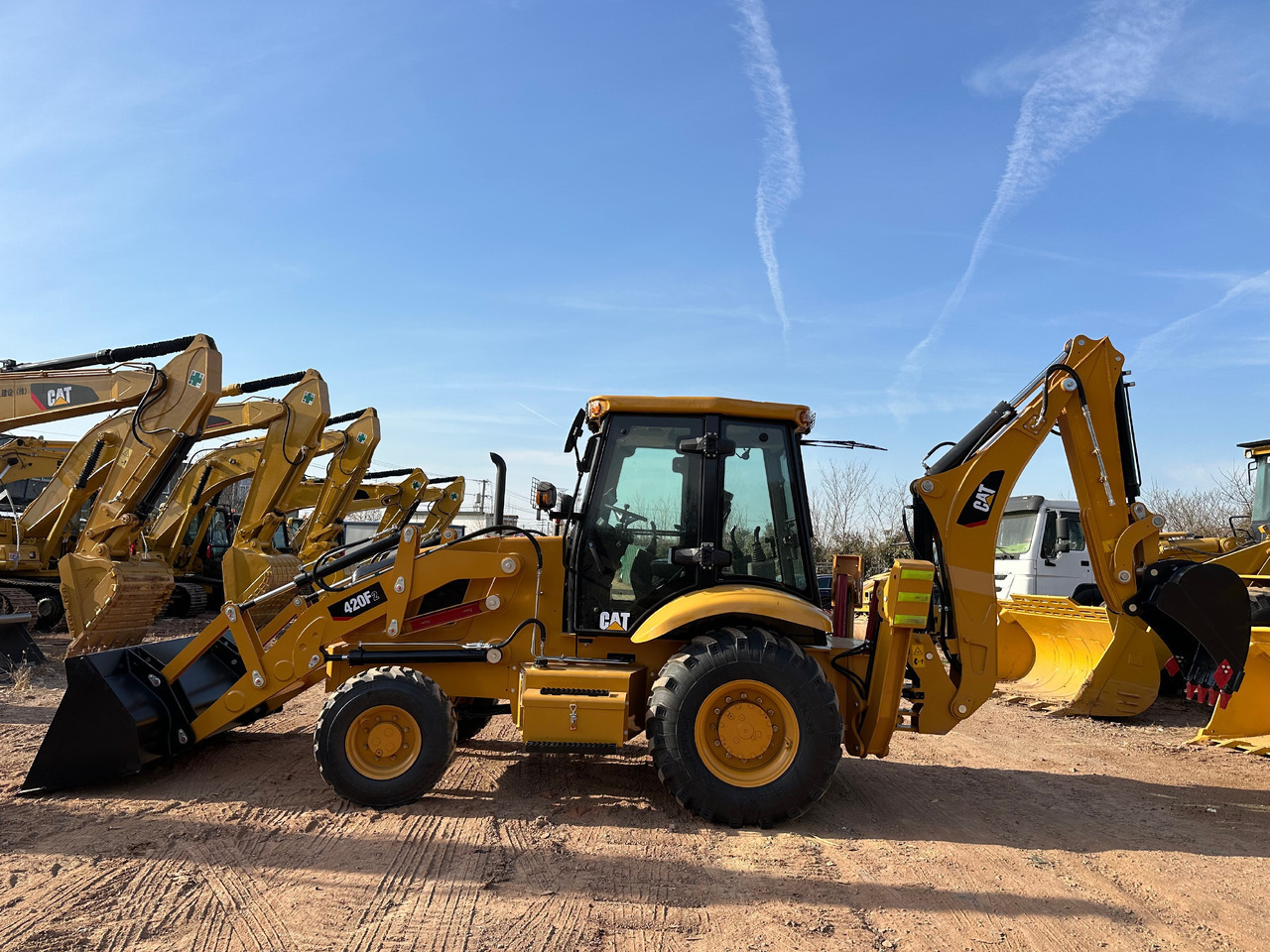 Új Kotrórakodó CATERPILLAR 420F2: 7 kép.