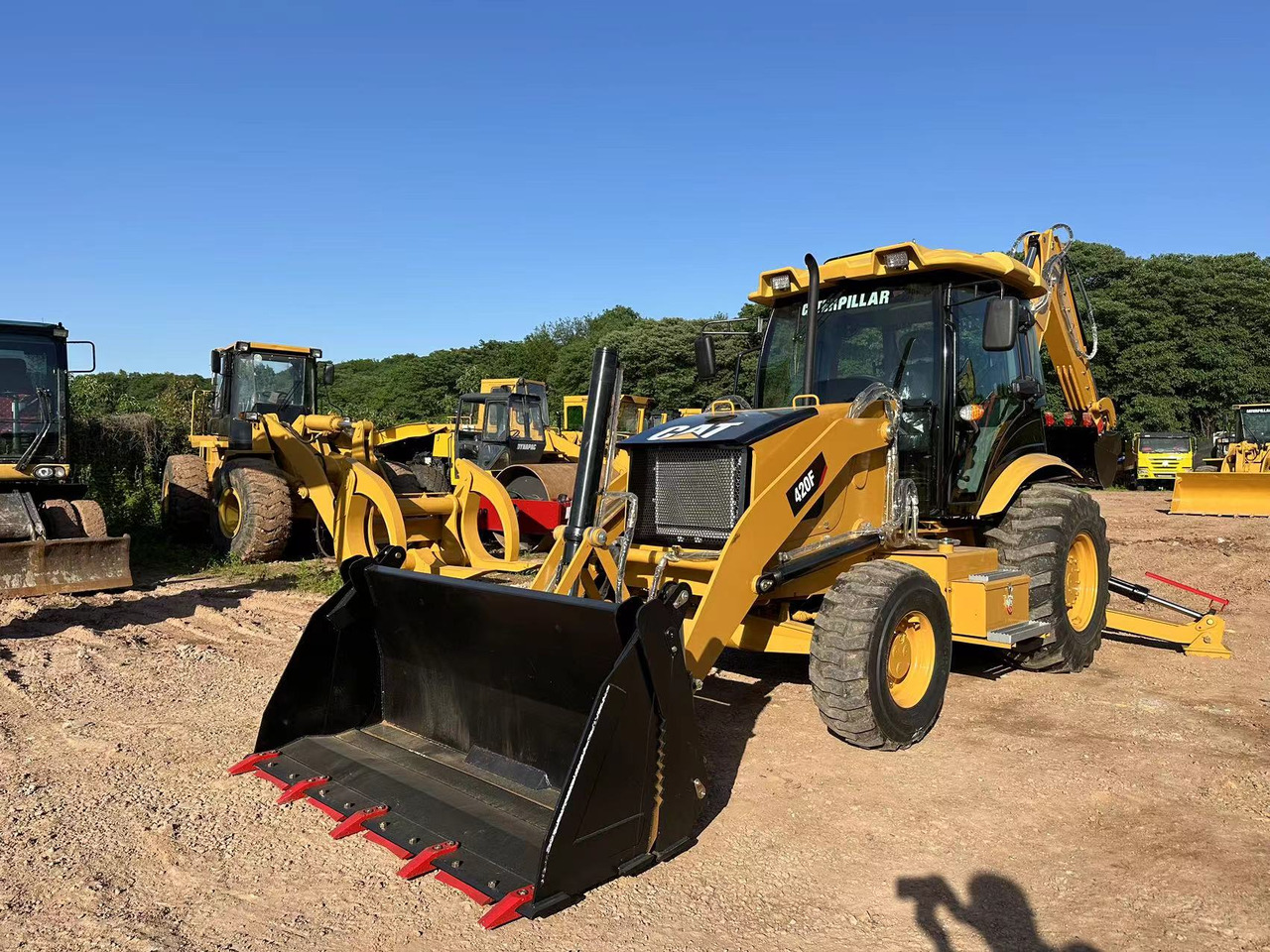 CATERPILLAR 420F2 - Kotrórakodó: 3 kép. CATERPILLAR 420F2 - Kotrórakodó: 3 kép.