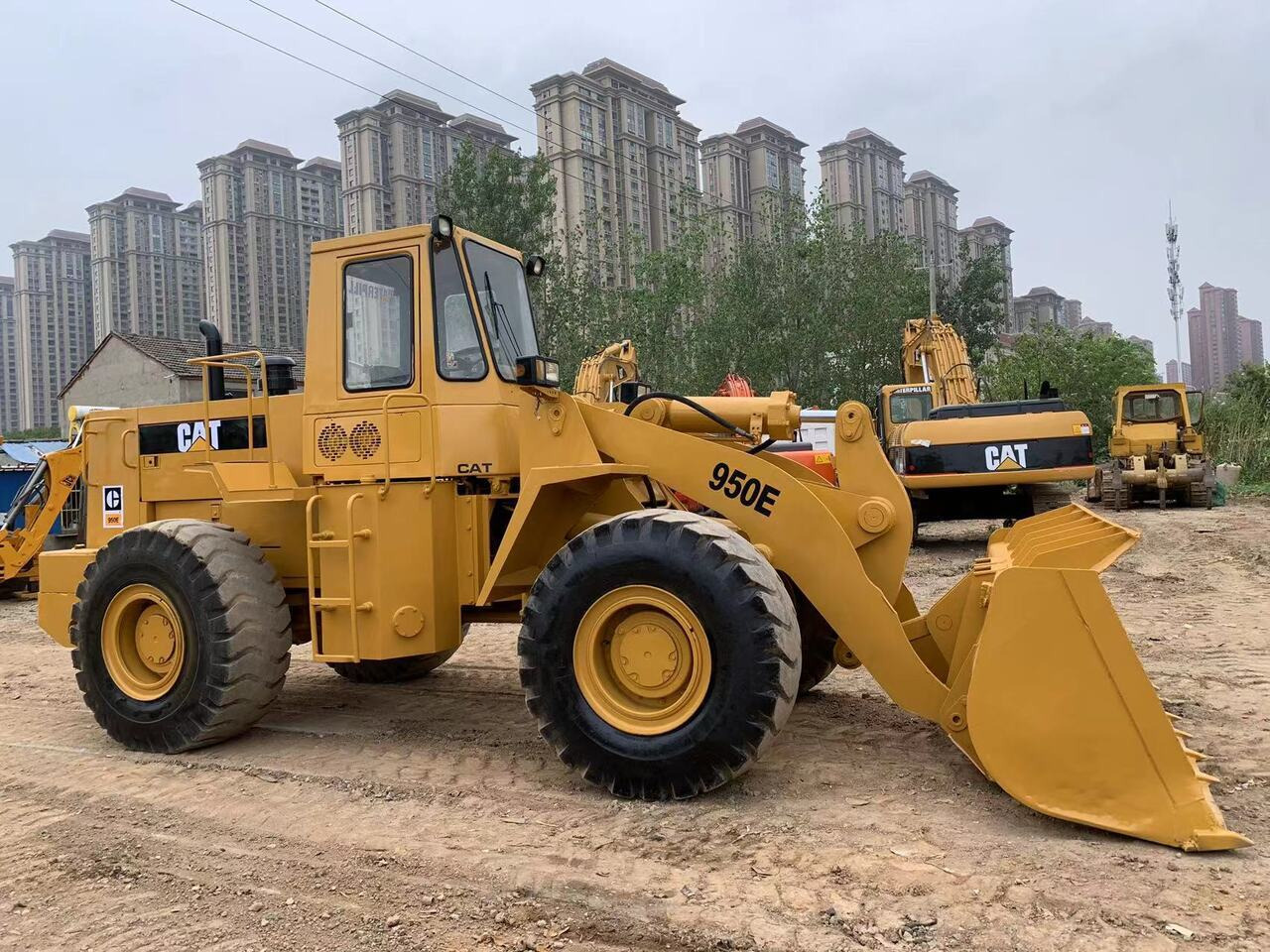 CATERPILLAR 950E - Gumikerekes homlokrakodó: 2 kép. CATERPILLAR 950E - Gumikerekes homlokrakodó: 2 kép.