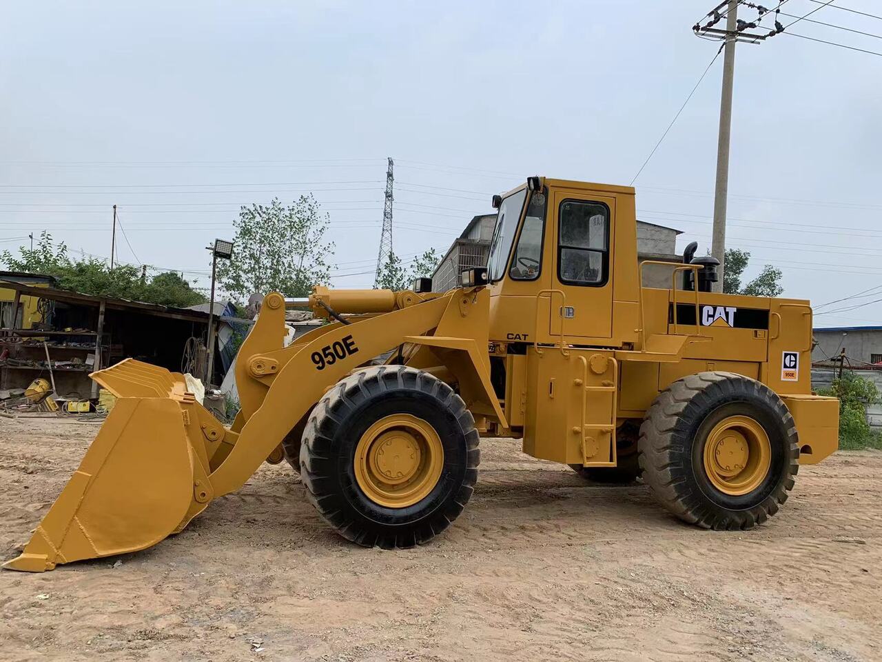 CATERPILLAR 950E - Gumikerekes homlokrakodó: 2 kép. CATERPILLAR 950E - Gumikerekes homlokrakodó: 2 kép.