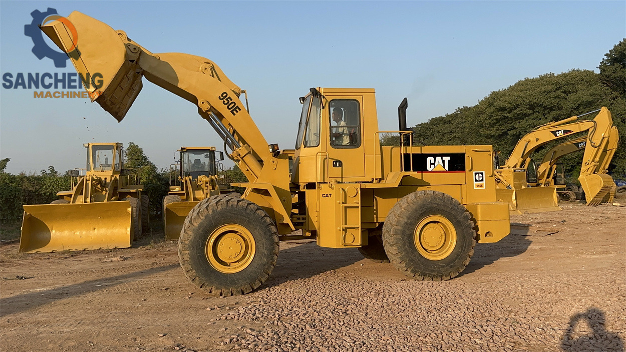 CATERPILLAR 950E - Gumikerekes homlokrakodó: 1 kép. CATERPILLAR 950E - Gumikerekes homlokrakodó: 1 kép.