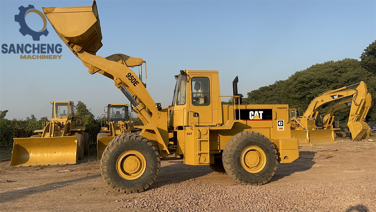 CATERPILLAR 950E - Gumikerekes homlokrakodó: 3 kép. CATERPILLAR 950E - Gumikerekes homlokrakodó: 3 kép.