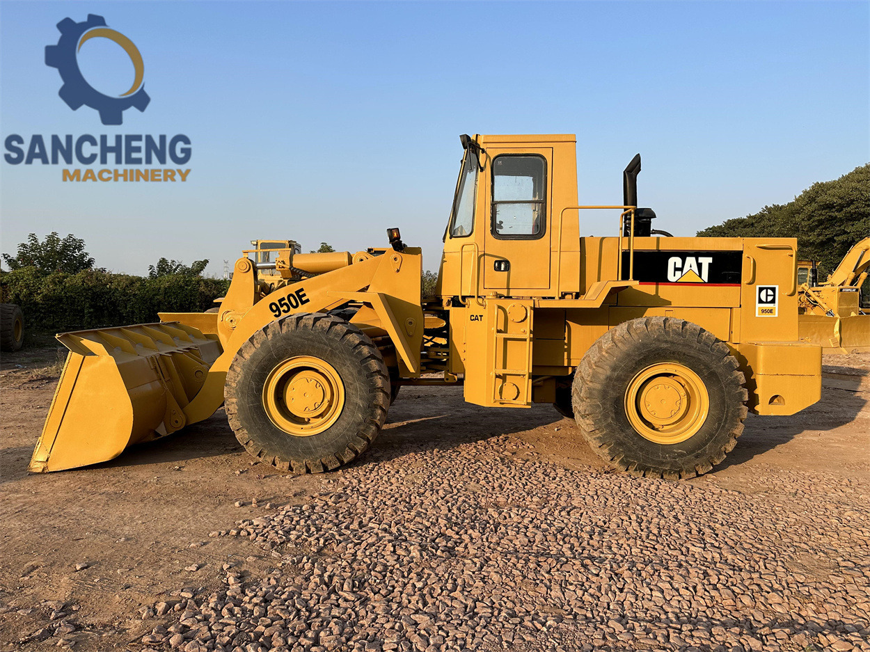 CATERPILLAR 950E - Gumikerekes homlokrakodó: 4 kép. CATERPILLAR 950E - Gumikerekes homlokrakodó: 4 kép.