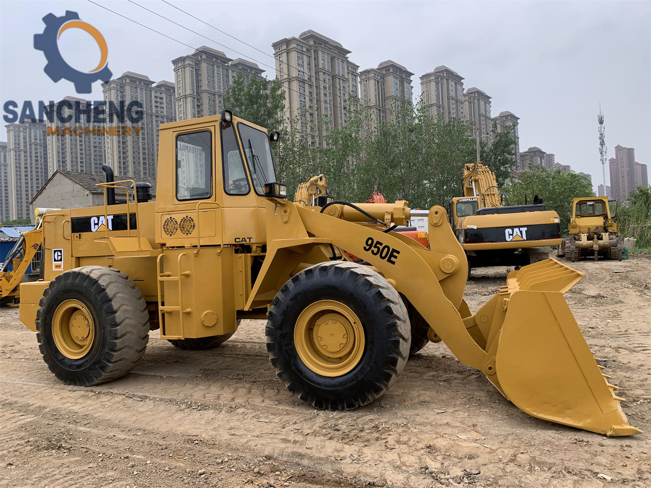 CATERPILLAR 950E - Gumikerekes homlokrakodó: 2 kép. CATERPILLAR 950E - Gumikerekes homlokrakodó: 2 kép.