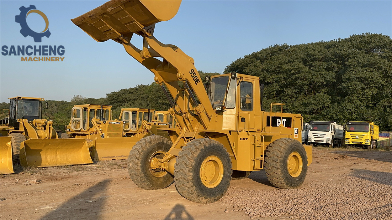 CATERPILLAR 950E - Gumikerekes homlokrakodó: 3 kép. CATERPILLAR 950E - Gumikerekes homlokrakodó: 3 kép.