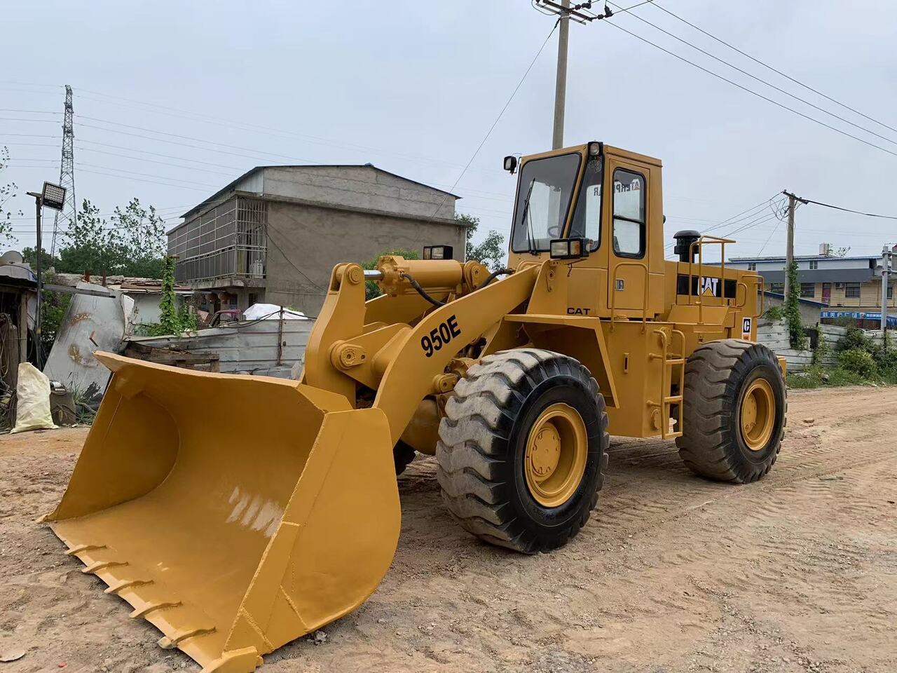 CATERPILLAR 950E - Gumikerekes homlokrakodó: 5 kép. CATERPILLAR 950E - Gumikerekes homlokrakodó: 5 kép.