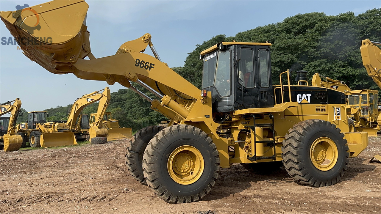 CATERPILLAR 966F - Gumikerekes homlokrakodó: 2 kép. CATERPILLAR 966F - Gumikerekes homlokrakodó: 2 kép.