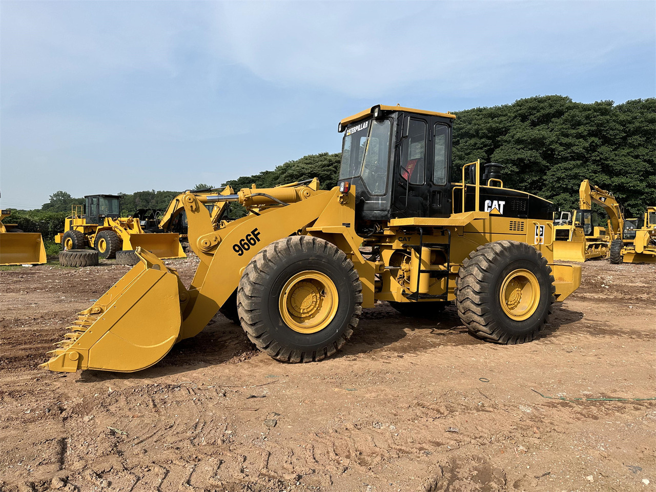 CATERPILLAR 966F - Gumikerekes homlokrakodó: 5 kép. CATERPILLAR 966F - Gumikerekes homlokrakodó: 5 kép.